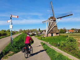 20220418_08z_Waardenburg_NL_Diane-fiets-koren-molenca1780_sPh_257x193